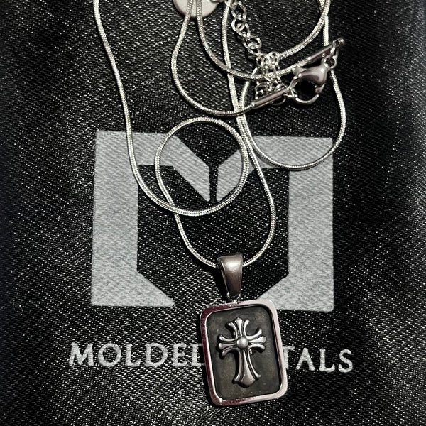 Noir Chrome pendant