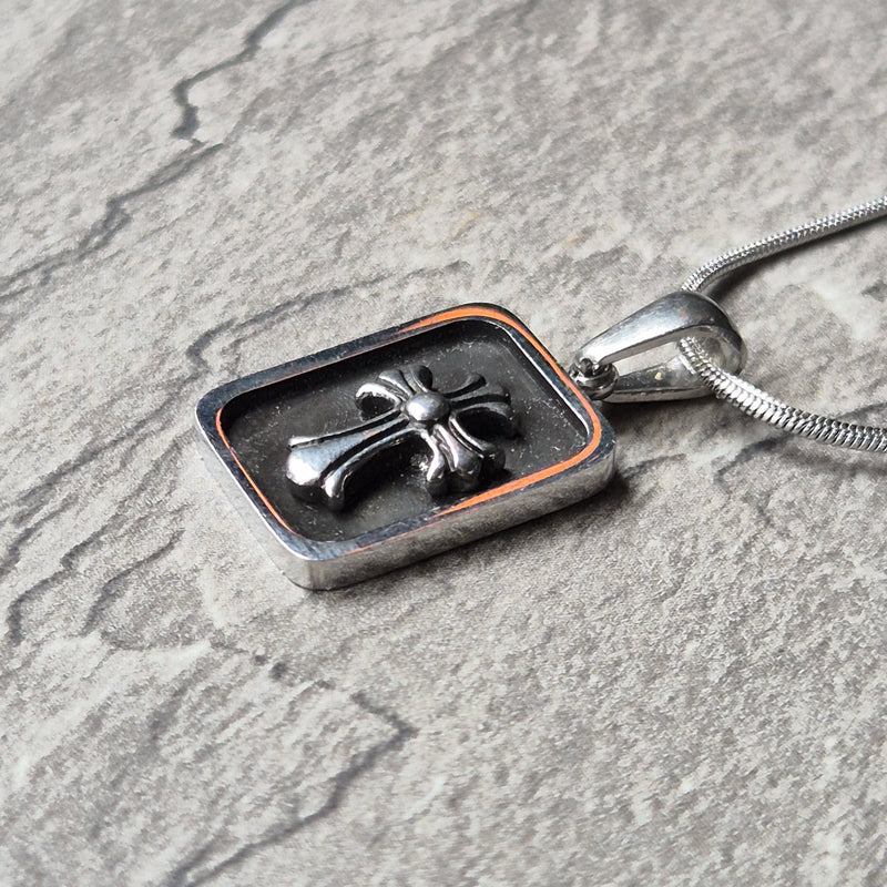 Noir Chrome pendant